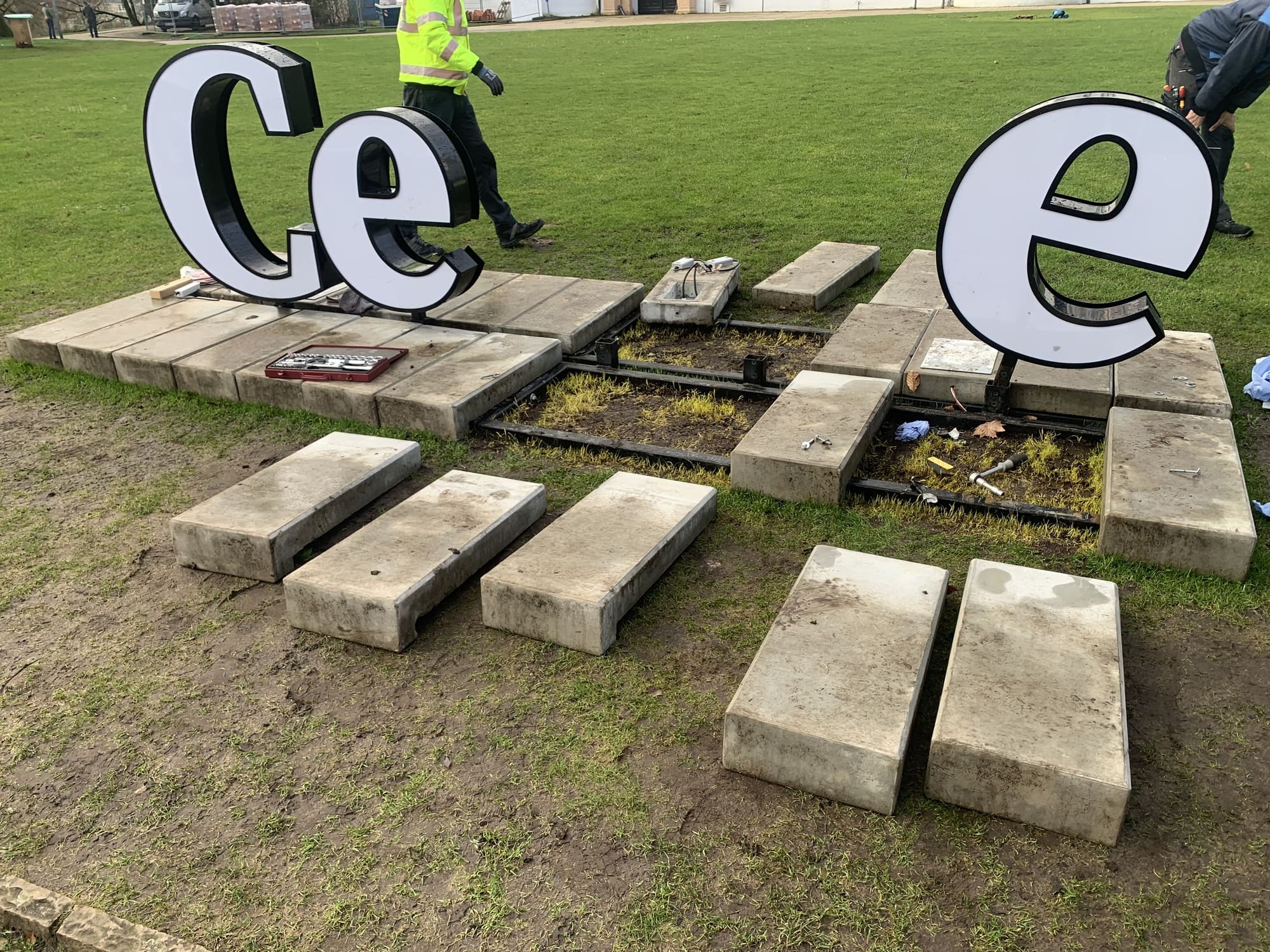 Celle Schriftzug wird aufgebaut mit Bodenkonstruktion