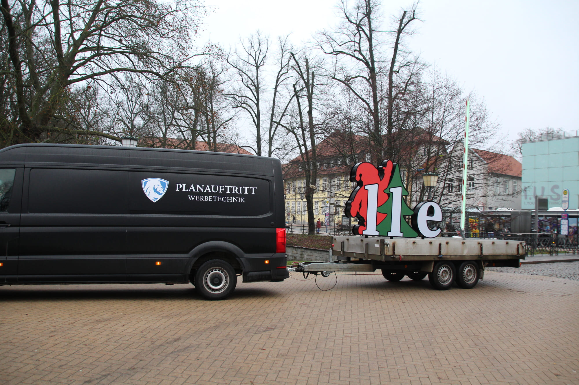 Celle Schriftzug Weihnachten wird gebracht und steht noch auf dem Anhänger